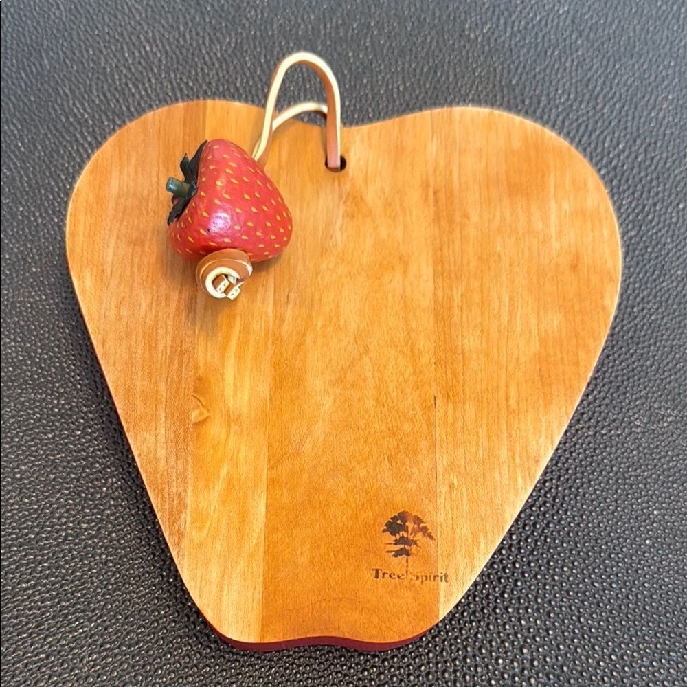 Tree-Spirit Strawberry Shaped Wooden Cutting Board with Strawberry Hook